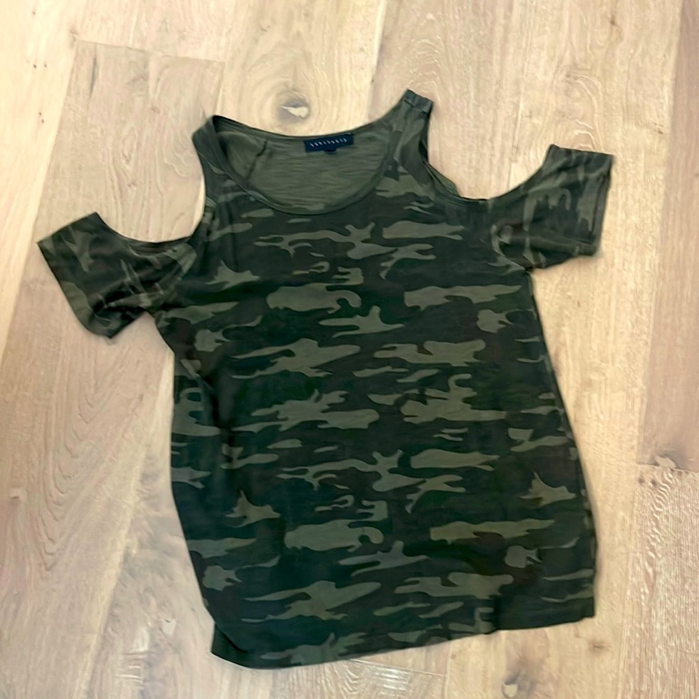 Sanctuary off the shoulder tee camo size small